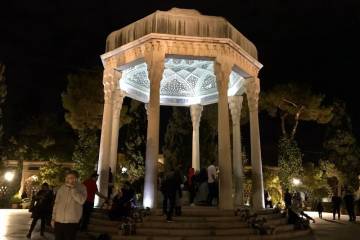 حافظیه تا ساعت ۱۱ شب باز است