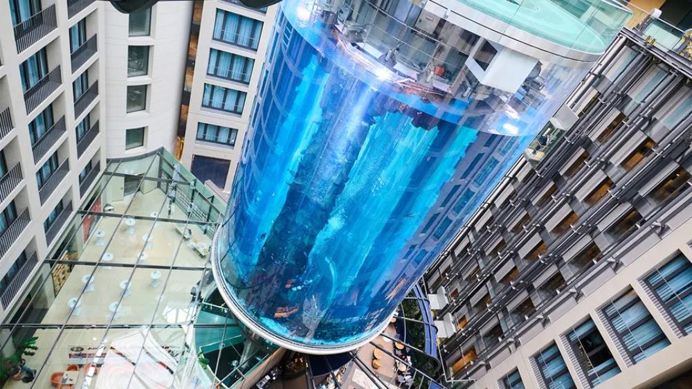 انفجار بزرگ‌ترین آکواریوم استوانه‌ای جهان در برلین + ویدیو