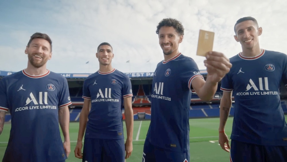 لیونل مسی برای فرار از استادیوم، به داور رشوه داد! + ویدیو