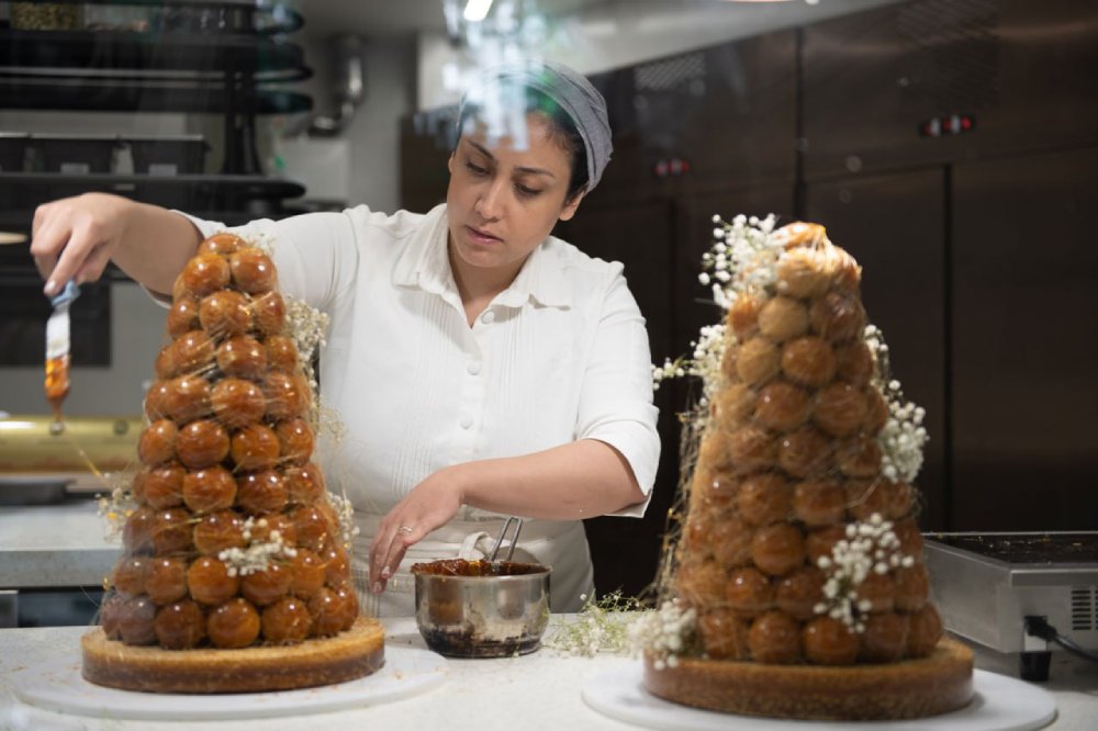 زن قناد ایرانی مدال شوالیه لیاقت فرانسه را دریافت کرد