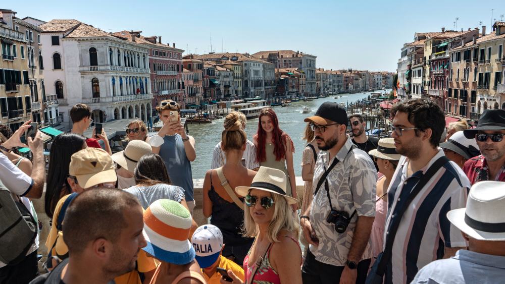 درآمد گردشگری دنیا در سال ۲۰۲۳ چقدر است؟