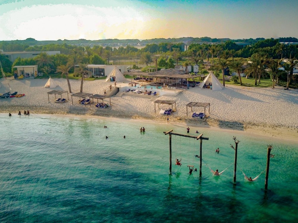 بهترین سواحل ابوظبی | ۷ ساحل جذاب برای آفتاب گرفتن و جت اسکی