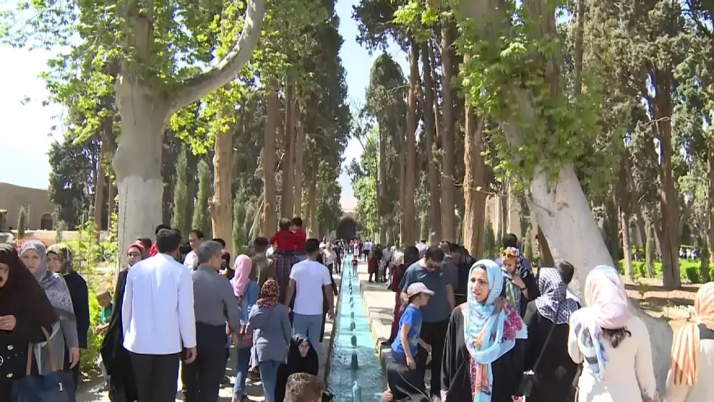 بررسی کارنامه دولت سیزدهم در حوزه گردشگری - رشد ۴۰ درصدی گردشگری داخلی