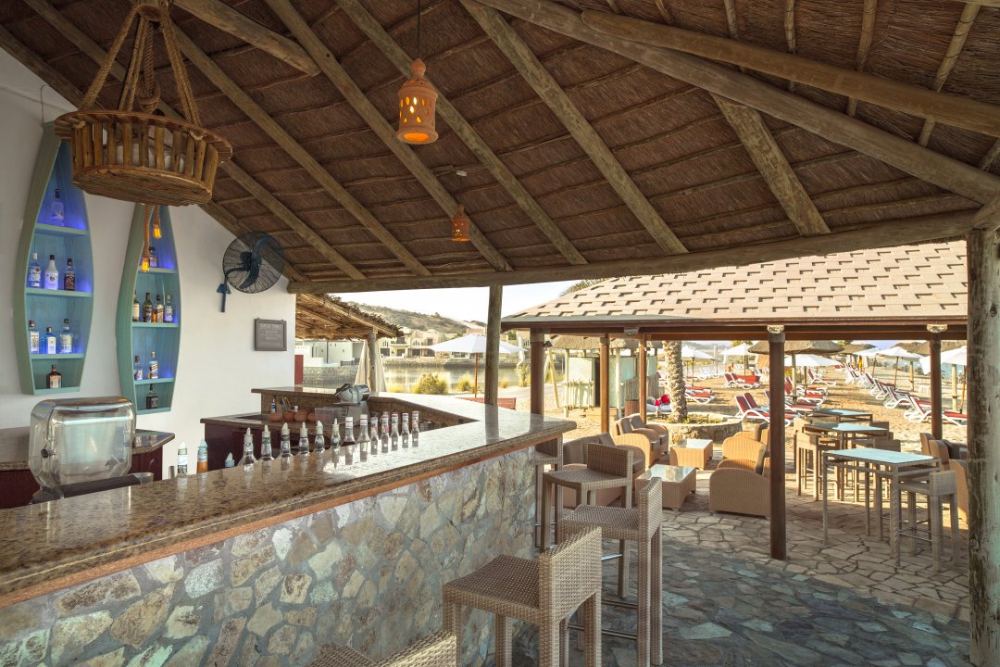 رستوران‌ها و خدمات پذیرایی هتل کاو روتانا رأس‌الخیمه - رستوران BREAKERS 