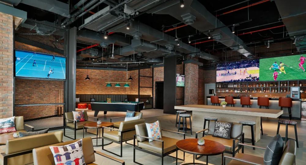 رستوران ها و خدمات پذیرایی هتل NH دبی - بار ورزشی Seven