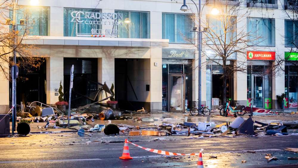 انفجار بزرگ ترین آکواریوم استاوانه ای ایستاده جهان در برلین