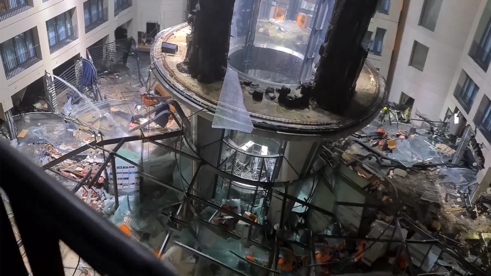 انفجار بزرگترین آکواریوم استوانه ای جهان در برلین