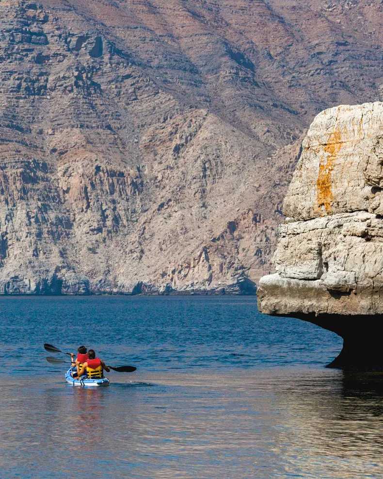 امکانات و تفریحات هتل Six Senses زیغی بی - کایاک سواری