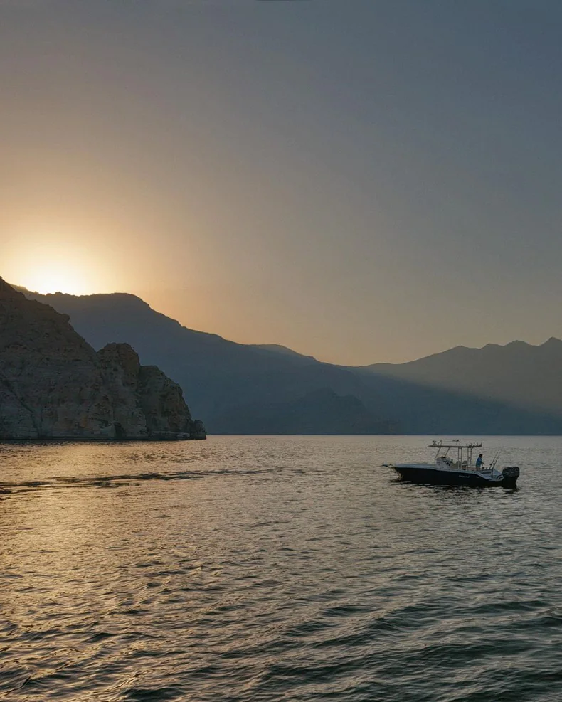 امکانات و تفریحات هتل Six Senses زیغی بی - قایق تندرو