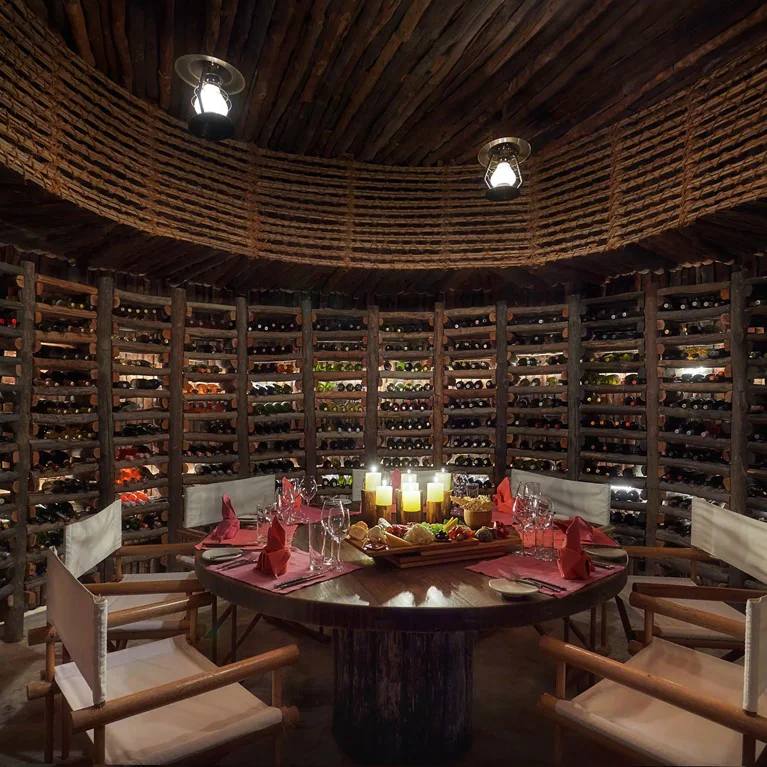 امکانات و تفریحات هتل Six Senses زیغی بی - رستوران wine cellar